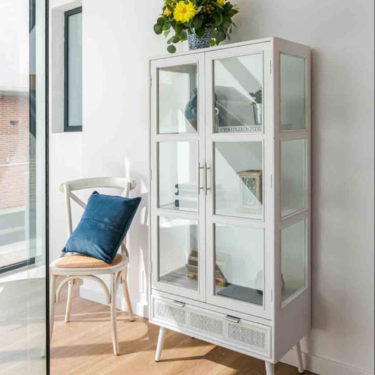 Vitrina Blanca de Madera de Ratán y Rejilla - "Trento"