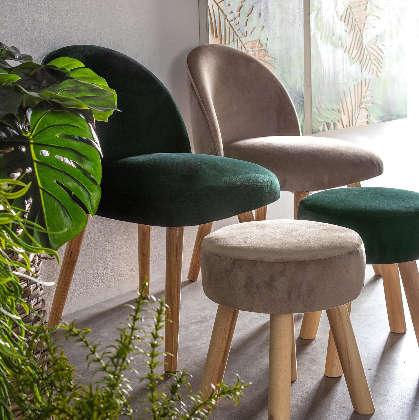 Puff de Terciopelo Beige con Patas de Madera - “Adeline”